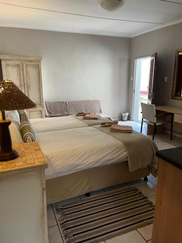 2 twin beds, 1 sofa bed