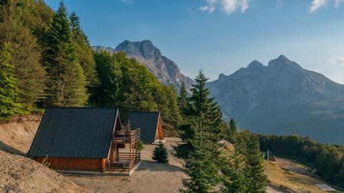 Tuvākā izklaides vieta, Komovi Luxury House in Krajista