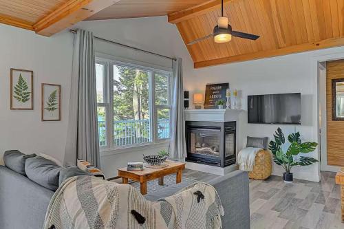 Waterfront with Spa and Lake Access in Saint-Damien (QC)