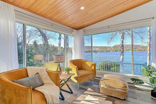 Waterfront with Spa and Lake Access in Saint-Damien (QC)