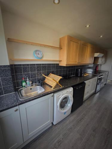 廚房, Affordable 3 Bedroom House,Sleeps 5,Free parking,close to City, Home from Home in 戴布魯克