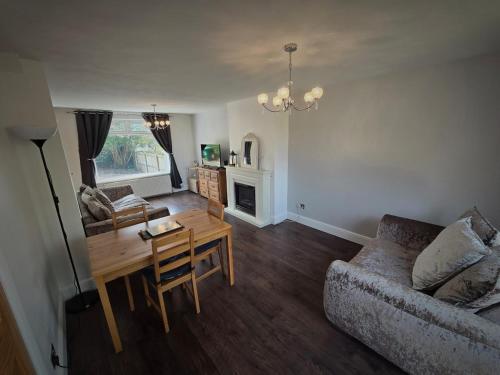 Affordable 3 Bedroom House,Sleeps 5,Free parking,close to City, Home from Home in 戴布魯克