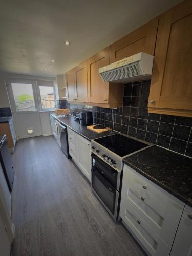 廚房, Affordable 3 Bedroom House,Sleeps 5,Free parking,close to City, Home from Home in 戴布魯克