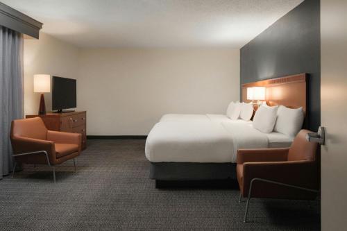 Courtyard by Marriott Louisville East - image 2