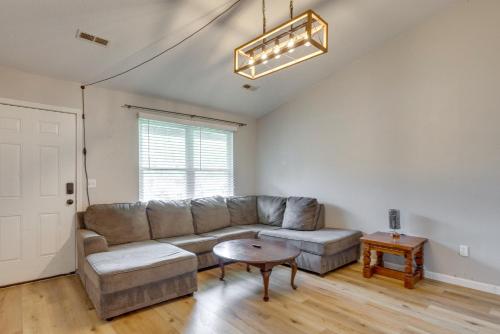12 Mi to St Louis Pet-Friendly Metro East Home in Pontoon Beach (IL)