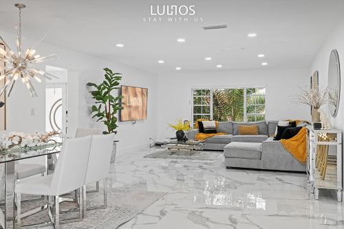 Shared lounge/TV area, Luxury 7BR Retreat with Games, Pool & Mini Golf L68 in Kendale Lakes