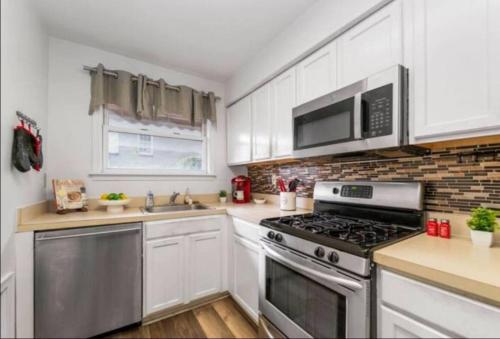 Chic 5 Bd Home In Little Italy in Jonestown