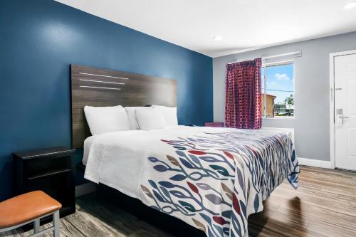 Americas Best Value Inn and Suites Siloam Springs - image 9