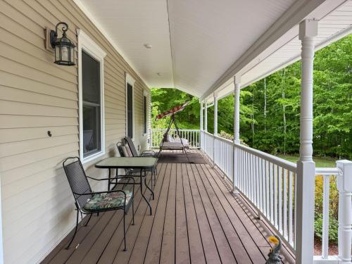 Evergreen Escape Relaxing Conway Getaway in Konveja (NH)
