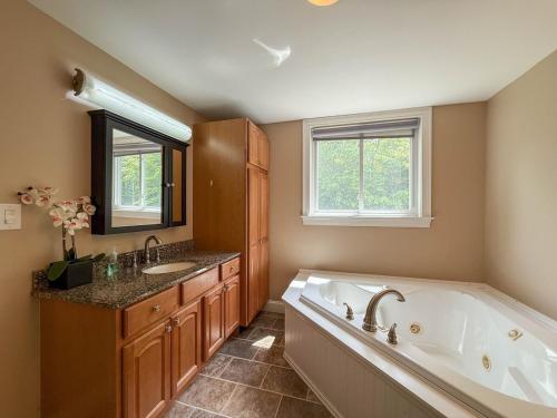 Evergreen Escape Relaxing Conway Getaway in Konveja (NH)