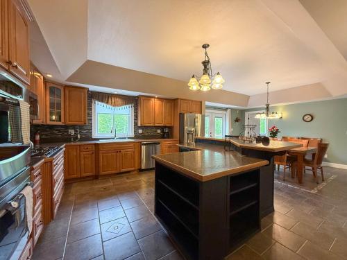 Evergreen Escape Relaxing Conway Getaway in Konveja (NH)