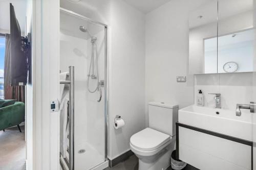 CBD 2BR Retreat w Pool & Gym by Zodiak Stays - image 4
