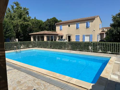 CHARMANT LOGEMENT AVEC PISCINE EN PROVENCE au premier étage d une villa - Fournes