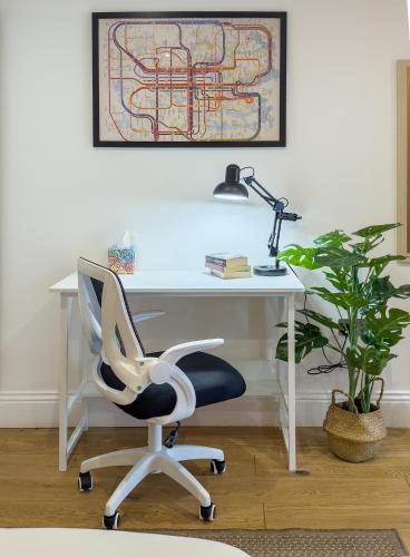 Stylish Shoreditch Apartment Sleeps 3 with Balcony Popular Location Close to City (F1 136 BGR) - image 8