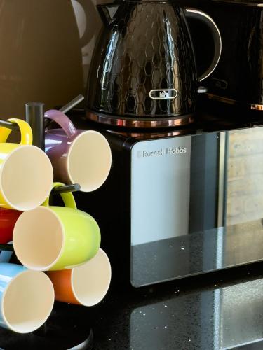 Stylish Shoreditch Apartment Sleeps 3 with Balcony Popular Location Close to City (F1 136 BGR) - image 9