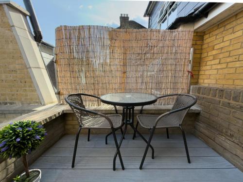 Stylish Shoreditch Apartment Sleeps 3 with Balcony Popular Location Close to City (F1 136 BGR) - image 13