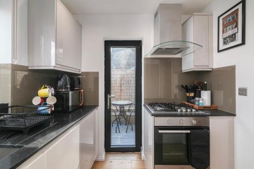Stylish Shoreditch Apartment Sleeps 3 with Balcony Popular Location Close to City (F1 136 BGR) 