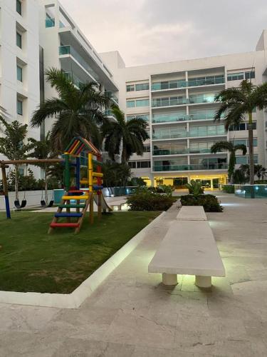 Edificio frente al mar con playas tranquilas
