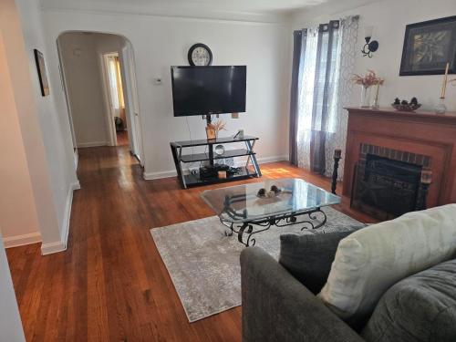 Közös társalgó / TV, Chic City Charming Bungalow with all the Amentities Great Family Getaway! in Harper Woods