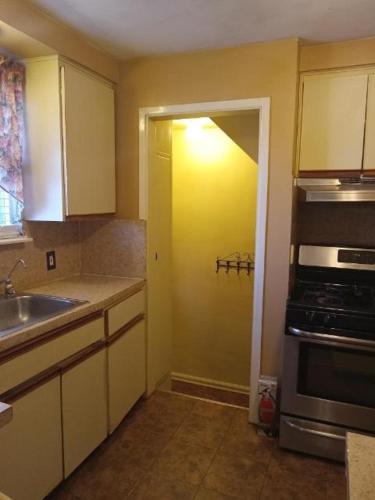 Konyha, Chic City Charming Bungalow with all the Amentities Great Family Getaway! in Harper Woods