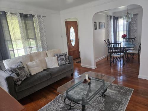 Chic City Charming Bungalow with all the Amentities Great Family Getaway!