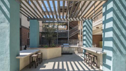 Modern 2BD - ASU - Sloan Pk - WD - Parking - Sleeps 8 detail