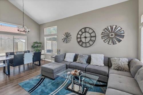24hr Host - New Renovated House in Henderson U016