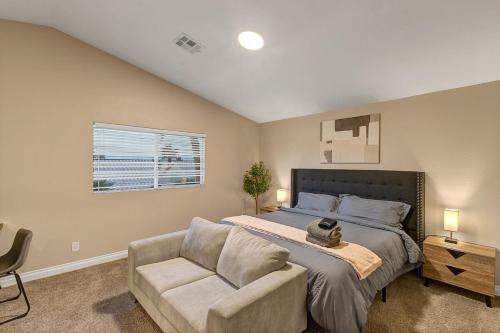 24hr Host - New Renovated 4 bedroom home U026, Las Vegas