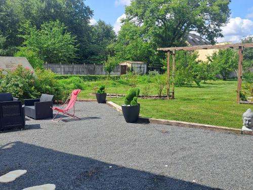 Maison lumineuse avec jardin prive - Ideale pour famille, amis ou sejour pro - Centre historique - F in Chateau-Renard