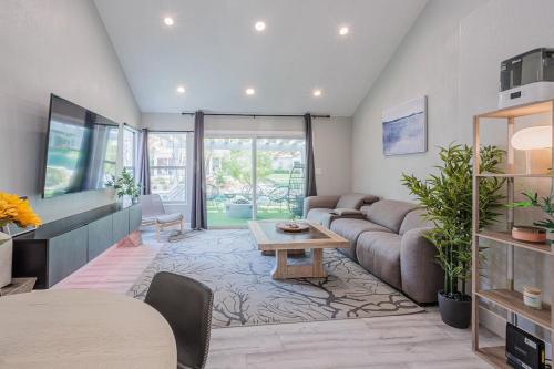 Waterfront Townhouse w Pond & Fire Pit U015, Las Vegas