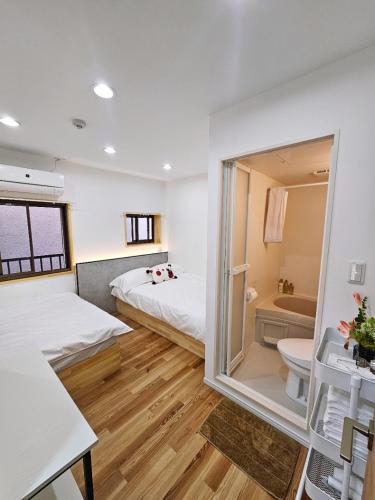 Asakusa Hanichi 206 Twin Bedroom Asakusa Temple 4 min walk Direct subway access to Narita and Haneda Airports Host's listings are all at the same address