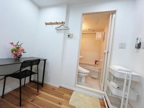 Asakusa Hanahi 305 Queen Bed Room, 4 min walk to Asakusa Temple, direct subway access to Narita and Haneda Airport