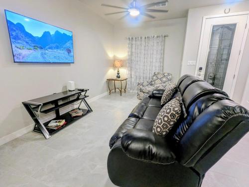 Modern 2BR Home with Private Office Steps from Red Hawk Golf Course, Near NMSU & White Sands