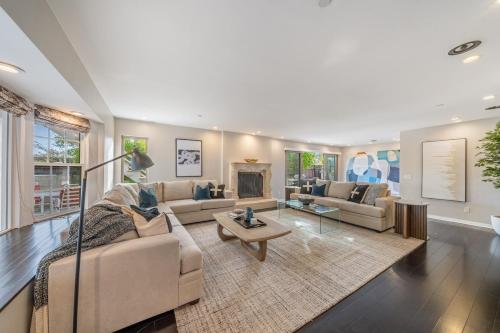 Spacious Hollywood Private Villa with 7 Bedrooms and Pool