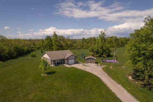 Rama Ridge with Basketball Court Hot Tub Sauna Gym, Ориллия