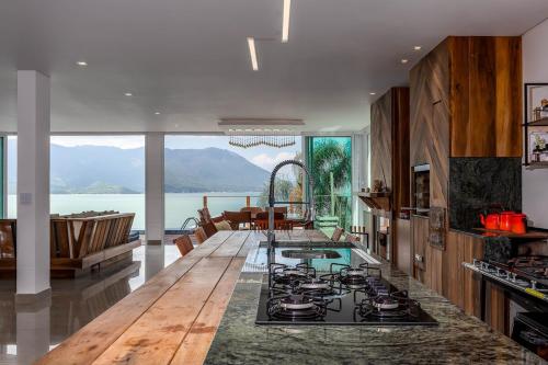 CASA Com LINDA VISTA DO MAR E PISCINA INFINITA - RIBEIRAO DA ILHA in Ribeirao da Ilha