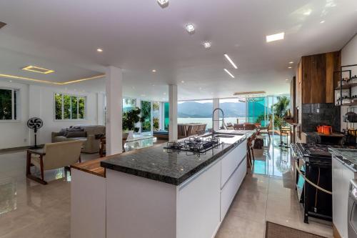 CASA Com LINDA VISTA DO MAR E PISCINA INFINITA - RIBEIRAO DA ILHA in Ribeirao da Ilha