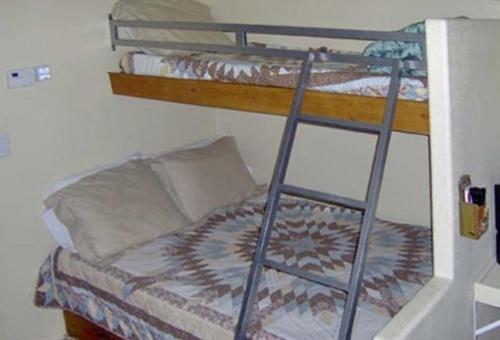 1 bunk bed, 1 futon bed