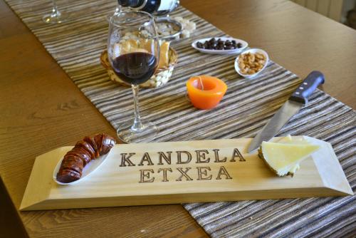 ห้องส่วนกลางสำหรับนั่งเล่น/ดูทีวี, Casa Rural Kandela Etxea in ลาปวยบลา เด ลาบาร์กา