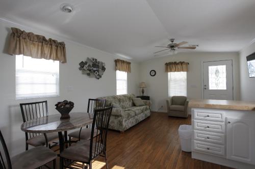One-Bedroom Cottage image 7