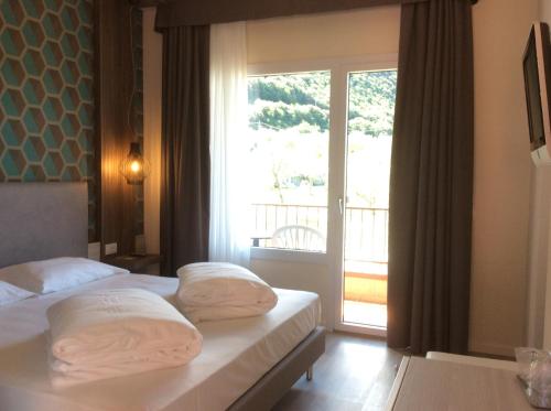 Standard Double Room with Mountain View