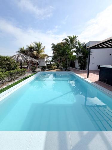 Las palmeras con piscina in Playas Villamil