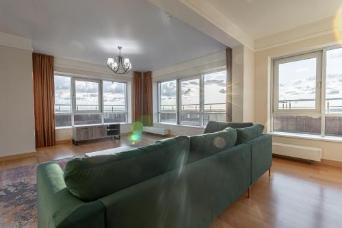 Skyline Penthouse with Sunset Views, Jacuzzi & Free Parking, Riga (fotografie 9)