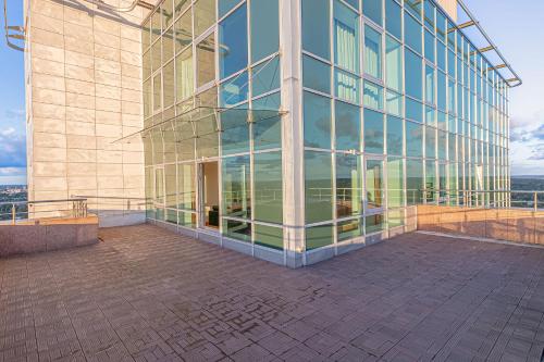 Skyline Penthouse with Sunset Views, Jacuzzi & Free Parking, Riga (fotografie 7)