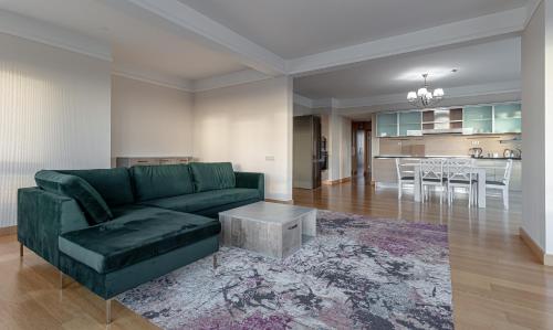 Skyline Penthouse with Sunset Views, Jacuzzi & Free Parking, Riga (fotografie 5)