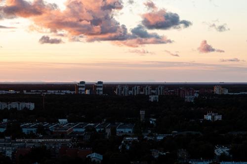 Skyline Penthouse with Sunset Views, Jacuzzi & Free Parking, Riga (fotografie 8)