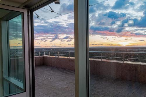 Skyline Penthouse with Sunset Views, Jacuzzi & Free Parking, Riga (fotografie 6)