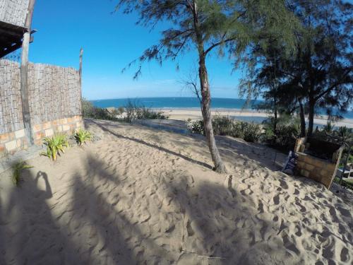 Stunning sea view, charming beach cottage in Barra, Mozambique - 4x4 in אינהמבנה