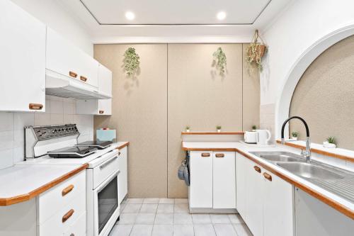 Double Room in Peakhurst - Centrally Located - Shared Bathroom - Berala