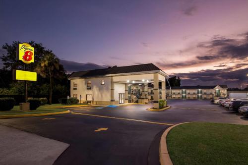 Super 8 by Wyndham Columbia in Columbia, USA